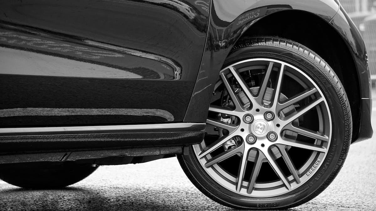 Comprendre les différences entre les indices de vitesse H et V pour les pneus de voiture