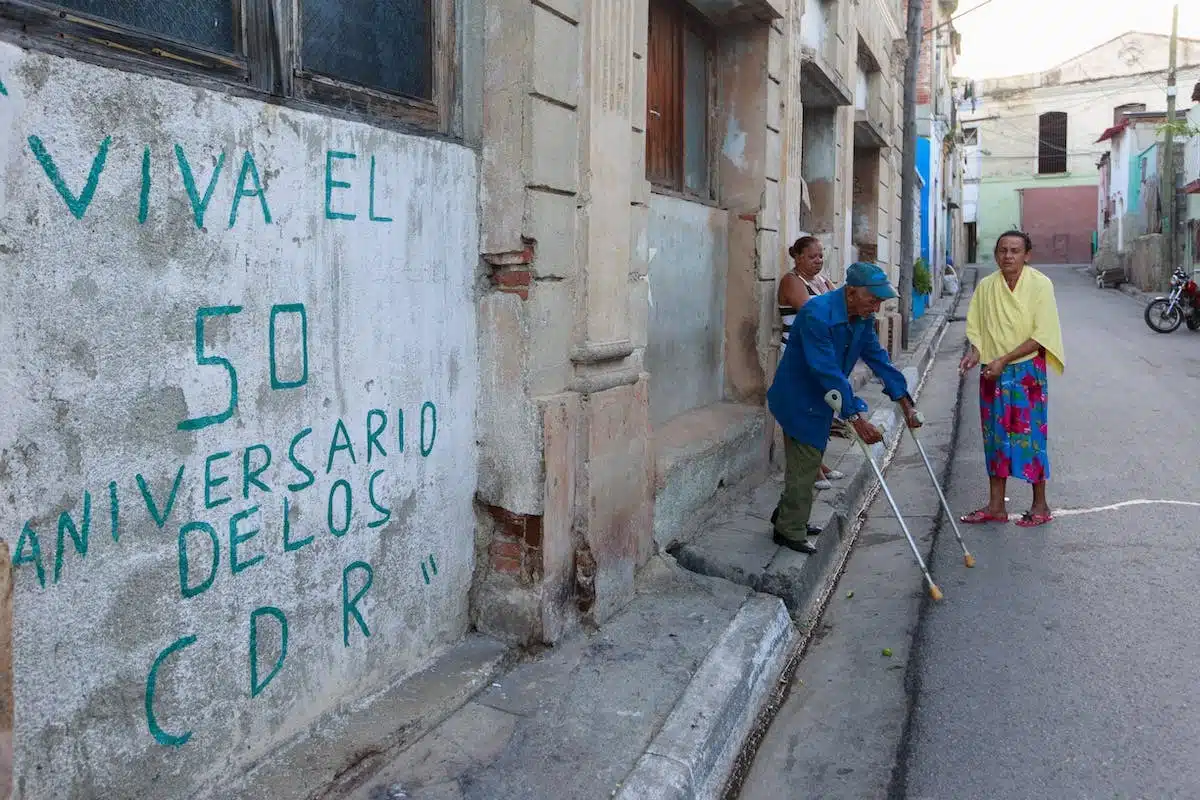 Les différentes méthodes pour fixer des canisses sur un mur en béton sans percer