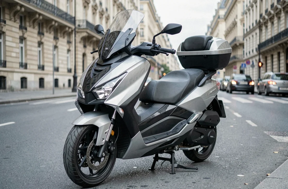 Yamaha Tmax 2026 full options garé dans une rue parisienne, vue trois quarts avant avec immeubles haussmanniens en arrière-plan